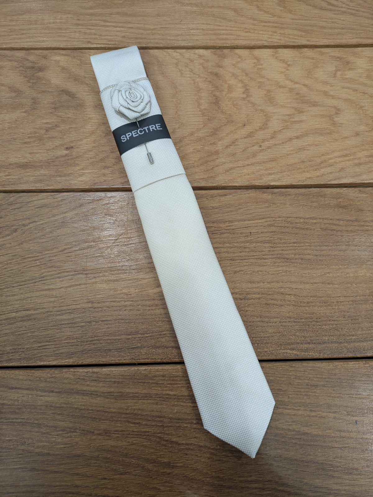 Spectre Plain Slim Tie set with flower pin - Ivory